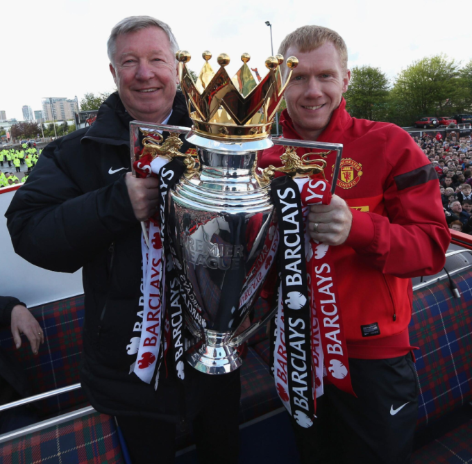 Paul Scholes (phải) và HLV Alex Ferguson trong lễ diễu hành chức vô địch Ngoại hạng Anh năm 2013 - lần gần nhất Man Utd đăng quang. Ảnh: EPSN