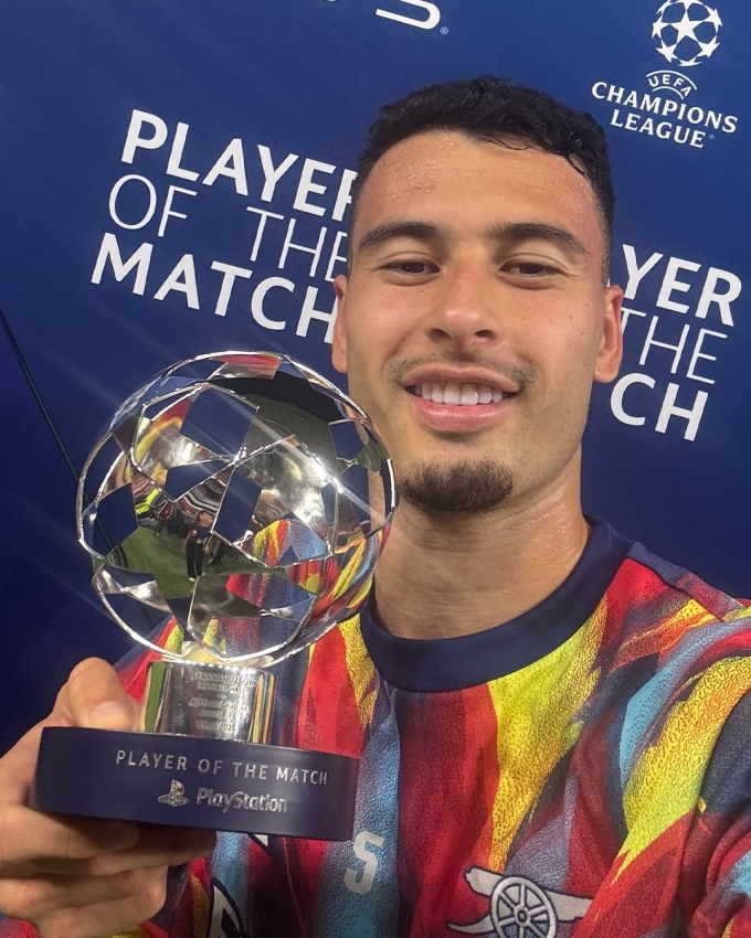 Gabriel Martinelli nhận giải cầu thủ hay nhất trận. Ảnh: UEFA