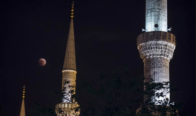 Mặt Trăng máu giữa những tòa tháp ở Istanbul, Thổ Nhĩ Kỳ.