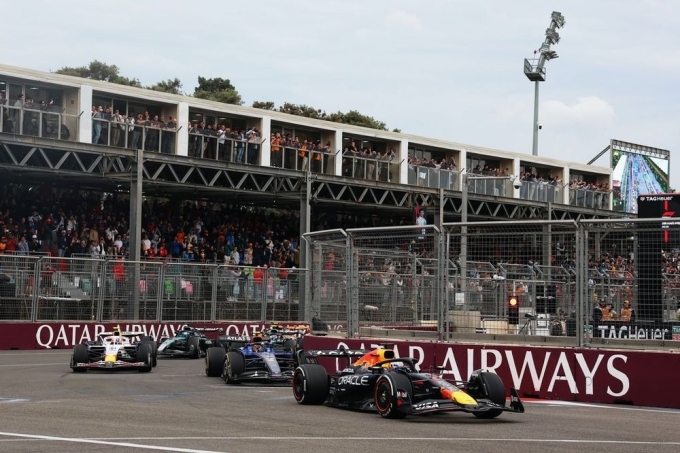 Verstappen dẫn đầu, kiểm soát hoàn thoàn cục diện cuộc đua tại Baku. Ảnh: