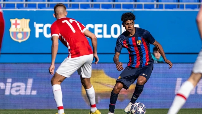 Yamal thi đấu cho đội trẻ Barca ở trận đấu AZ Alkmaar ngày 1/3/2023.