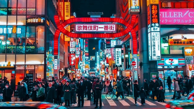 Khu vực Shinjuku, tụ điểm vui chơi, giải trí nổi tiếng tại Tokyo, Nhật Bản về đêm. Ảnh: Maxres default