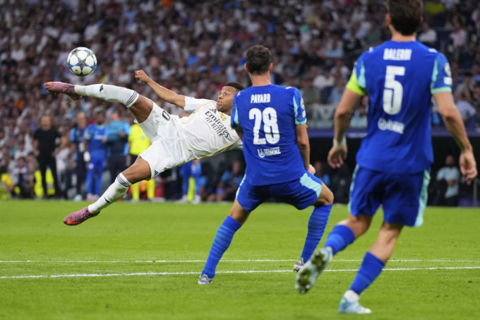 Kylian Mbappe (áo trắng) tung người dứt điểm trong trận Real thắng Marseille 2-1 trên sân Bernabeu, thành phố Madrid, Tây Ban Nha ngày 16/9/2025. Ảnh: AP