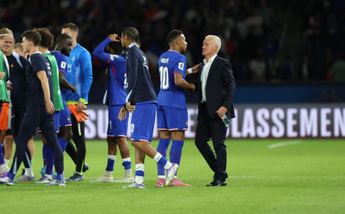 Kylian Mbappe bắt tay HLV Didier Deschamps sau trận. Ảnh: Le Parisien