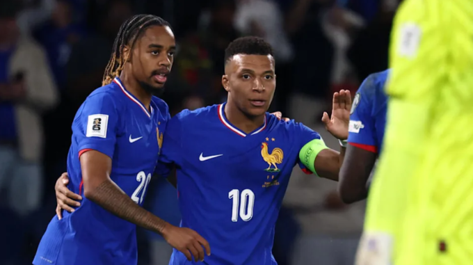 Kylian Mbappe chia vui cùng Bradley Barcola. Ảnh: AFP