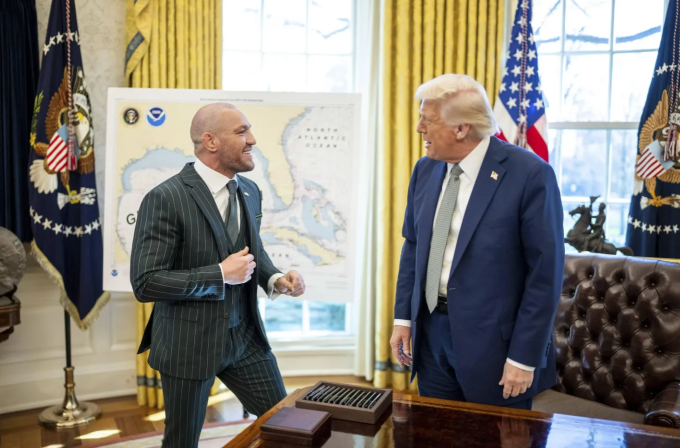 Conor McGregor (trái) trò chuyện với Tổng thống Mỹ Donald Trump tại Nhà Trắng ngày 17/3/2025. Ảnh: SIPA