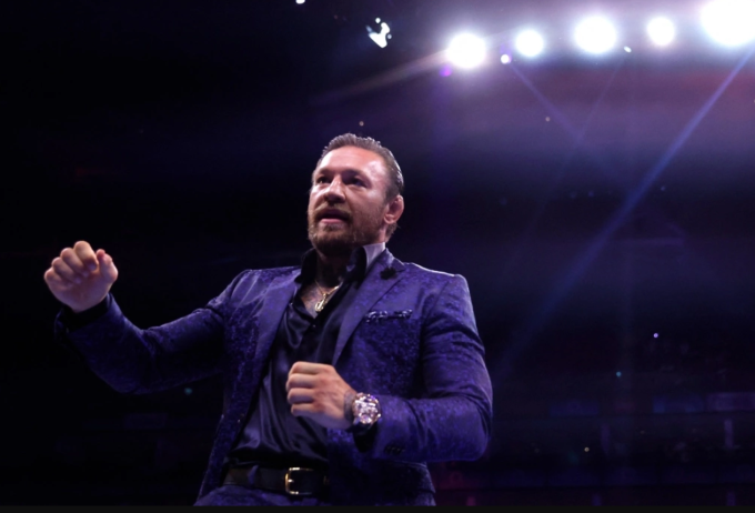McGregor xuất hiện trên võ đài O2 trước trận quyền Anh hạng nặng giữa Anthony Joshua với Robert Helenius tại London, Anh ngày 12/8/2023. Ảnh: Reuters