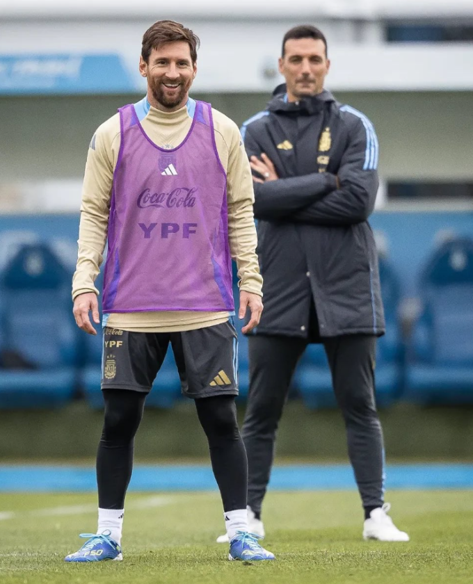 Lionel Messi và HLV Lionel Scaloni trong buổi tập của Argentina tại Buenos Aires ngày 3/9. Ảnh: AFA