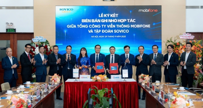 Đại diện lãnh đạo MobiFone và Sovico Group trong lễ ký kết. Ảnh: MobiFone