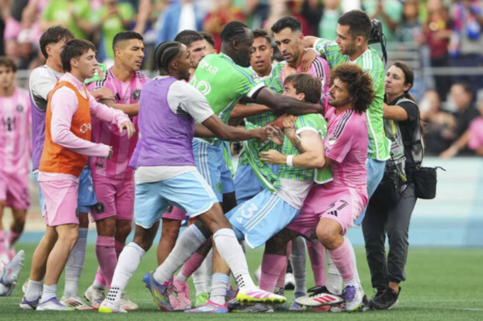 Các cầu thủ của Inter Miami và Seattle Sounders xô xát sau chung kết Leagues Cup trên sân Lumen, thành phố Seattle, bang Washington, Mỹ tối 31/8/2025. Ảnh: AP