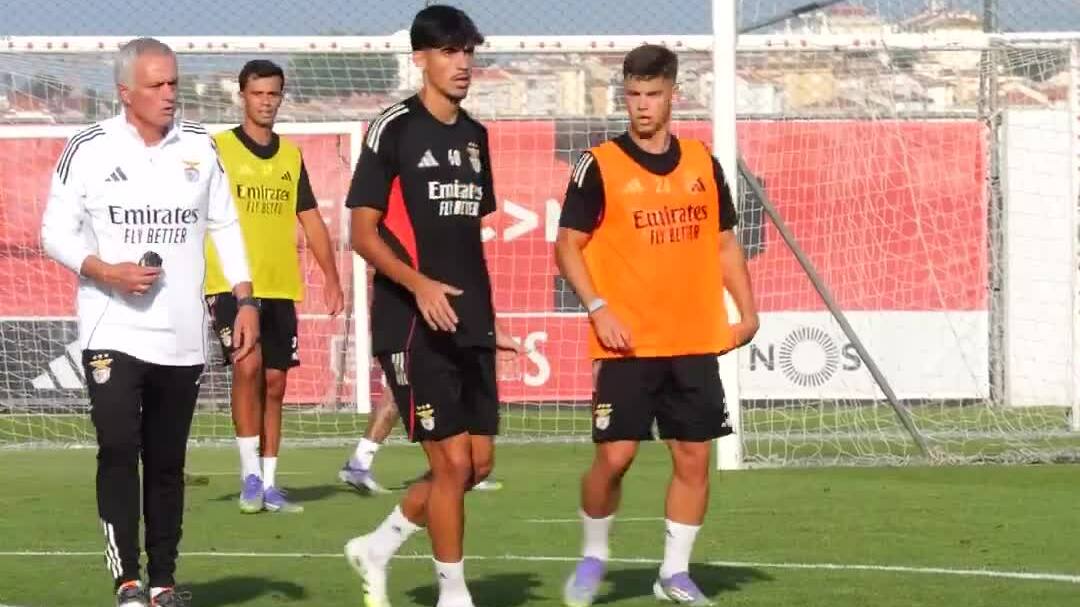 Mourinho chỉ đạo buổi tập đầu tiên tại Benfica