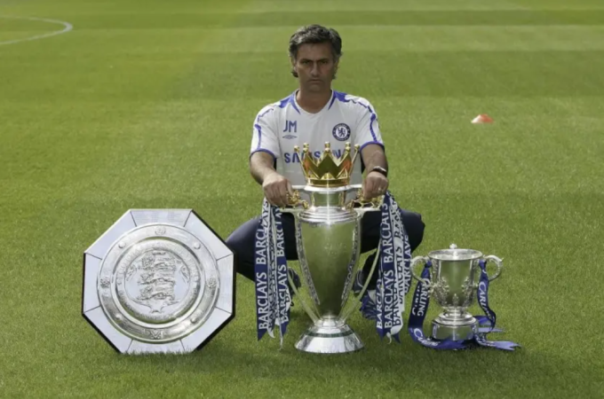 HLV Jose Mourinho chụp ảnh cùng chức vô địch Siêu Cup Anh, Ngoại hạng Anh và Cup Liên đoàn thời còn dẫn dắt Chelsea. Ảnh: Marca