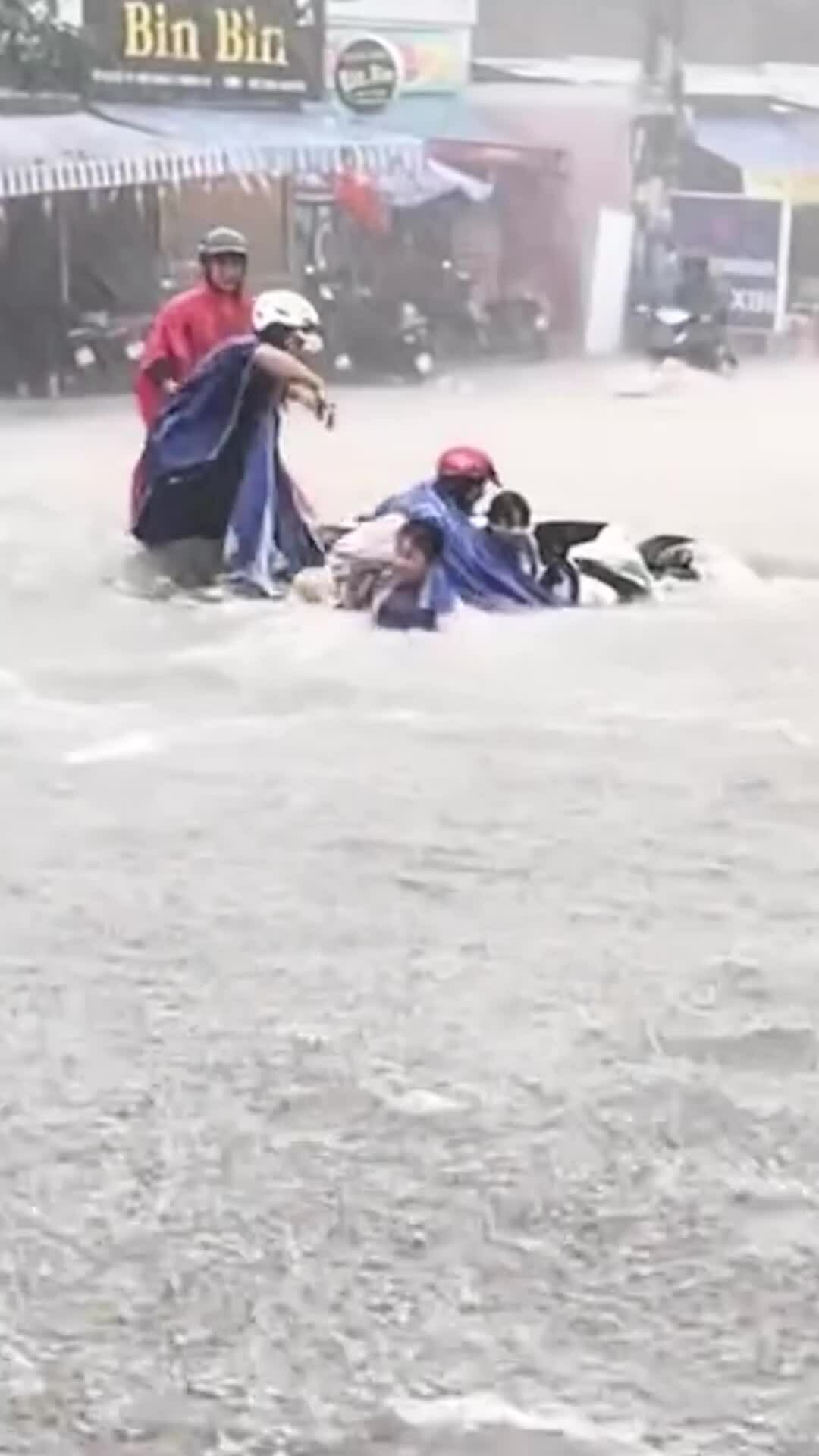 Mưa lớn cuốn trôi người, xe ở Đồng Nai