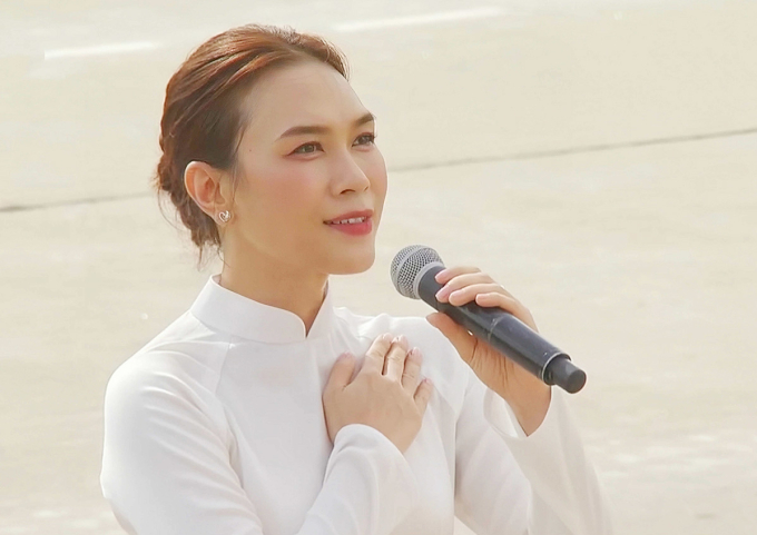 Mỹ Tâm hát nhạc phẩm Giai điệu tự hào (Phạm Hồng Biển) ở Quảng trường Ba Đình. Ảnh: Nhân vật cung cấp