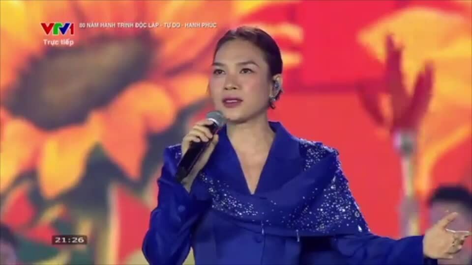 Mỹ Tâm hát