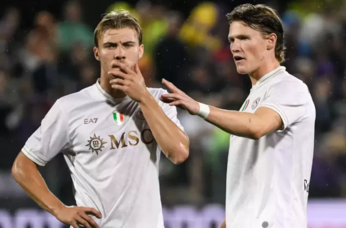 Rasmus Hojlund (trái) trò chuyện với Scott McTominay trong trận. Ảnh: Napoli