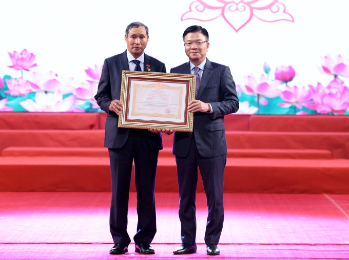 Phó thủ tướng Lê Thành Long trao danh hiệu Anh hùng Lao động cho ông Mai Đức Chung. Ảnh: Đức Tuân