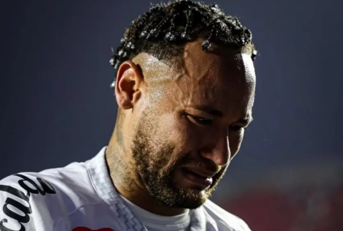 Neymar bật khóc sau trận Santos thua Vasco da Gama 0-6 ở giải vô địch Brazil tối 17/8. Ảnh: Marca