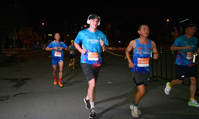 Matt Black (bib 80477) đã sống ở TP HCM ba năm. Ảnh: VnExpress Marathon