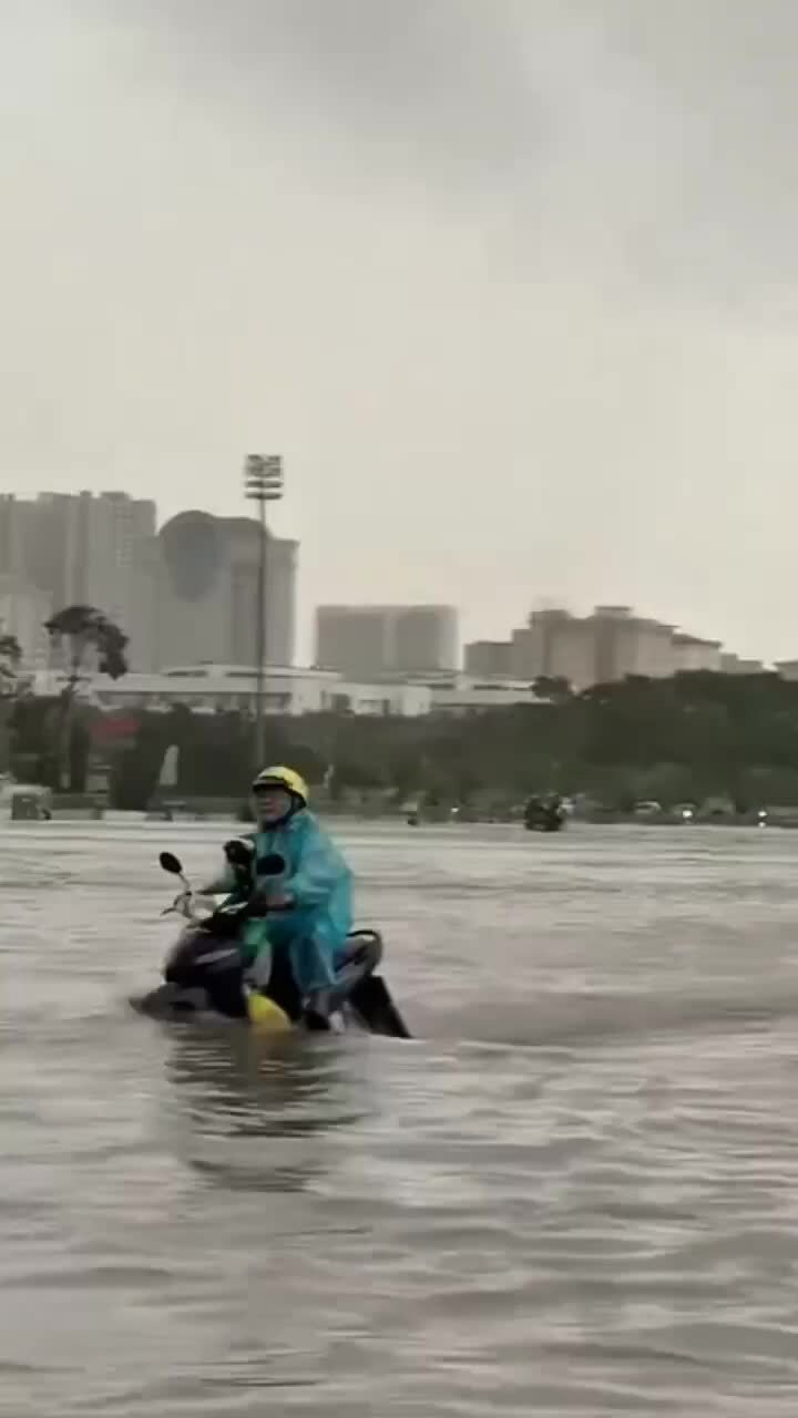 Người Hà Nội mắc kẹt giữa đường, ngủ lại chỗ làm vì ngập