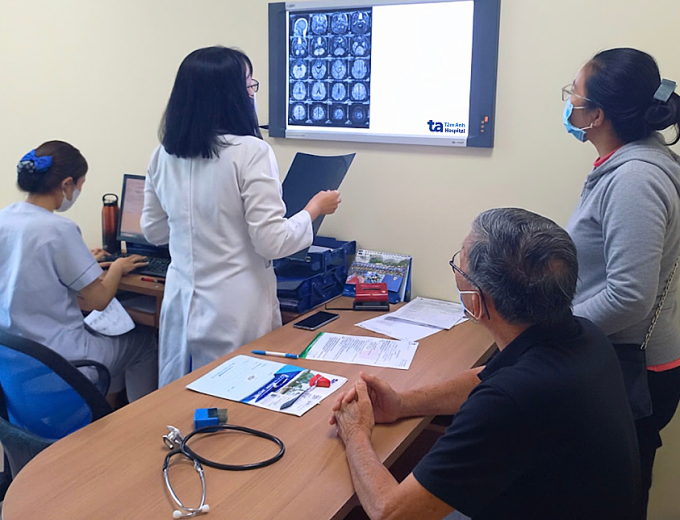Bác sĩ xem kết quả MRI não cho người bệnh, đánh giá nguy cơ suy giảm trí nhớ. Ảnh: Bệnh viện Đa khoa Tâm Anh