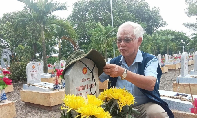 Nhà thơ Lê Bá Dương về thăm chiến trường Quảng Trị hồi tháng 7. Ảnh: Nhân vật cung cấp