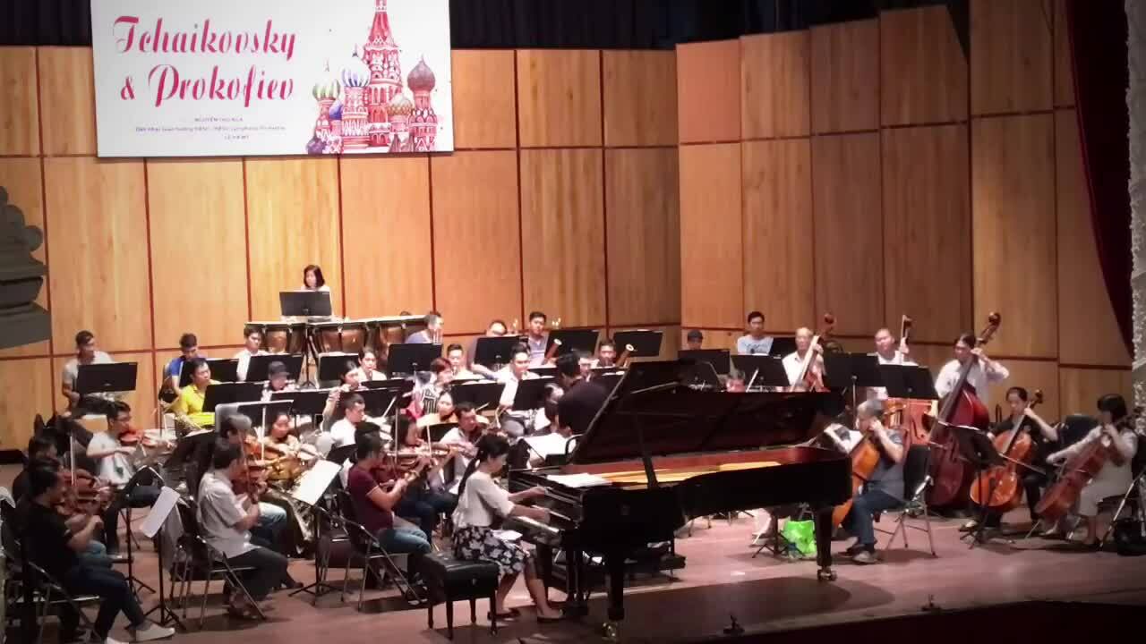 Nhạc trưởng Lê Ha My chỉ đạo bản concerto cho Piano của Prokofiev