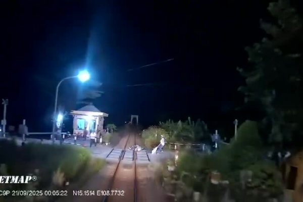Nhân viên dũng cảm cứu người khỏi đường ray tàu hỏa