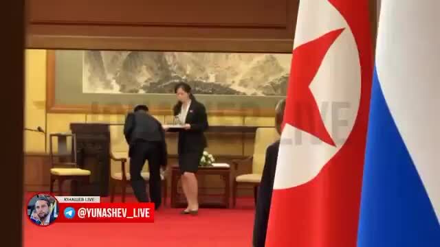 Nhân viên Triều Tiên lau sạch vật dụng ông Kim Jong-un chạm vào ở Bắc Kinh