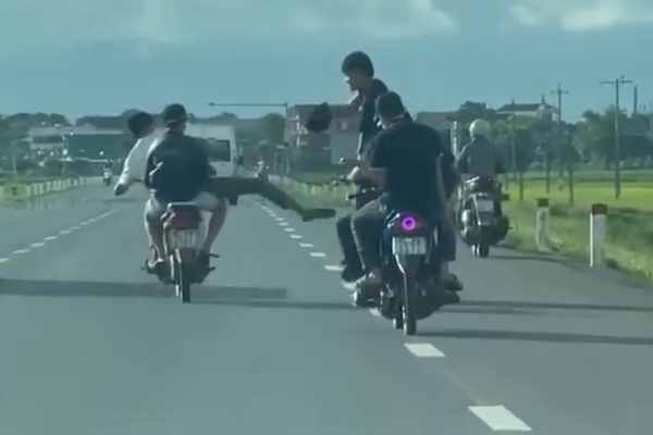 Quái xế ‘diễn xiếc’ đánh võng trên quốc lộ 1