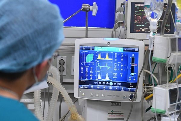 Hạ sốt, truyền dịch tại nhà khi sốt xuất huyết: Nguy kịch!