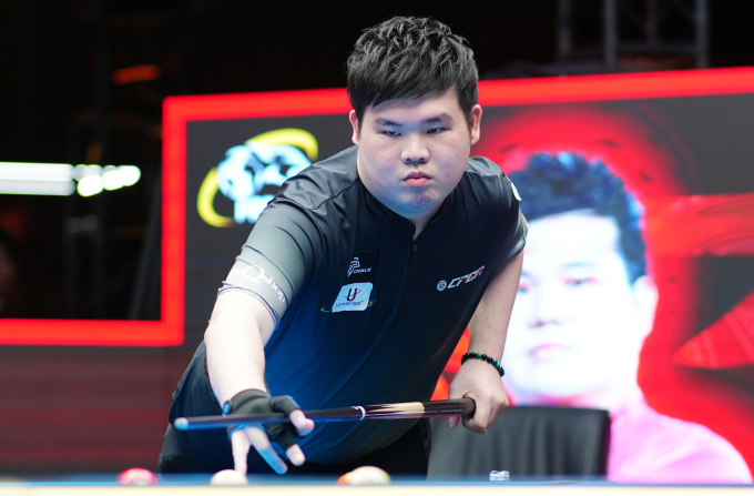 Cơ thủ Aloysius Yapp thi đấu bản lĩnh để thắng Dương Quốc Hoàng 3-2 ở vòng 32 Predator WPA Men’s 10-Ball World Championship 2025, chiều 26/9. Ảnh: Đức Đồng