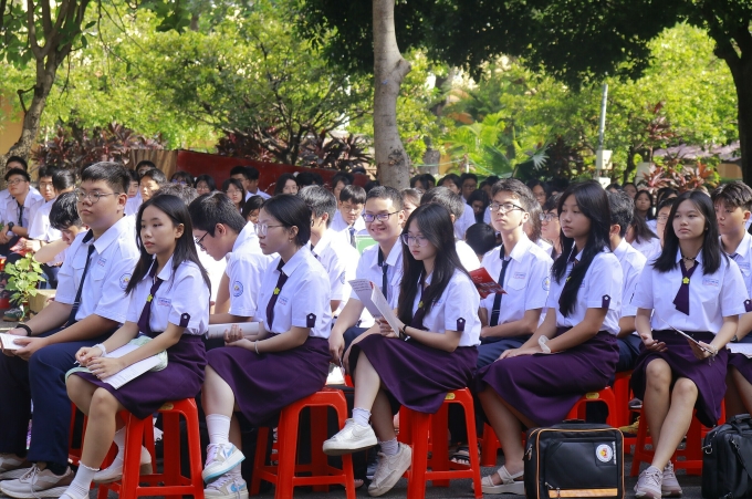 Các học sinh trường Nguyễn Thị Minh Khai nghe bài giảng từ nghiên cứu sinh Hà Đặng Như Quỳnh. Ảnh: DOL English