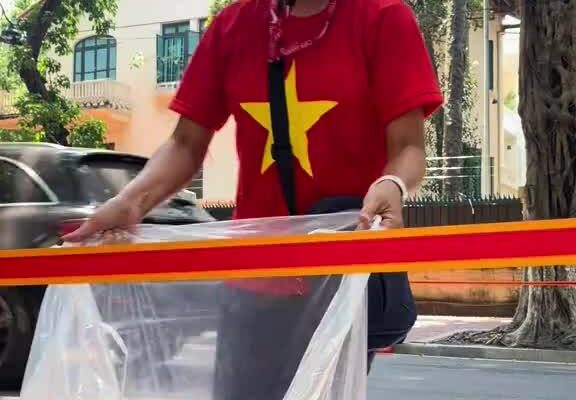 Người phụ nữ “thổi còi” giữ sạch lễ diễu binh