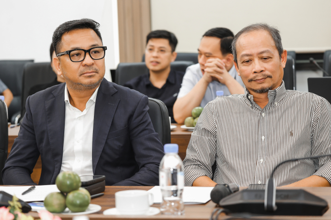 Ông Thùy Dương (trái, đại diện nhà sản xuất) và đạo diễn Phạm Hoàng Nam. Ảnh: Hải Dương