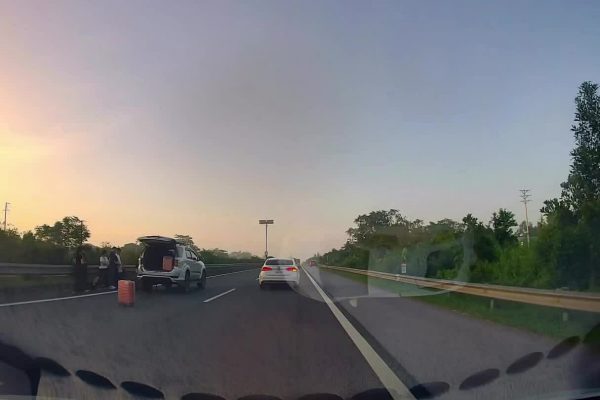 Nguy hiểm: Thay lốp ôtô trên đường cao tốc 120km/h