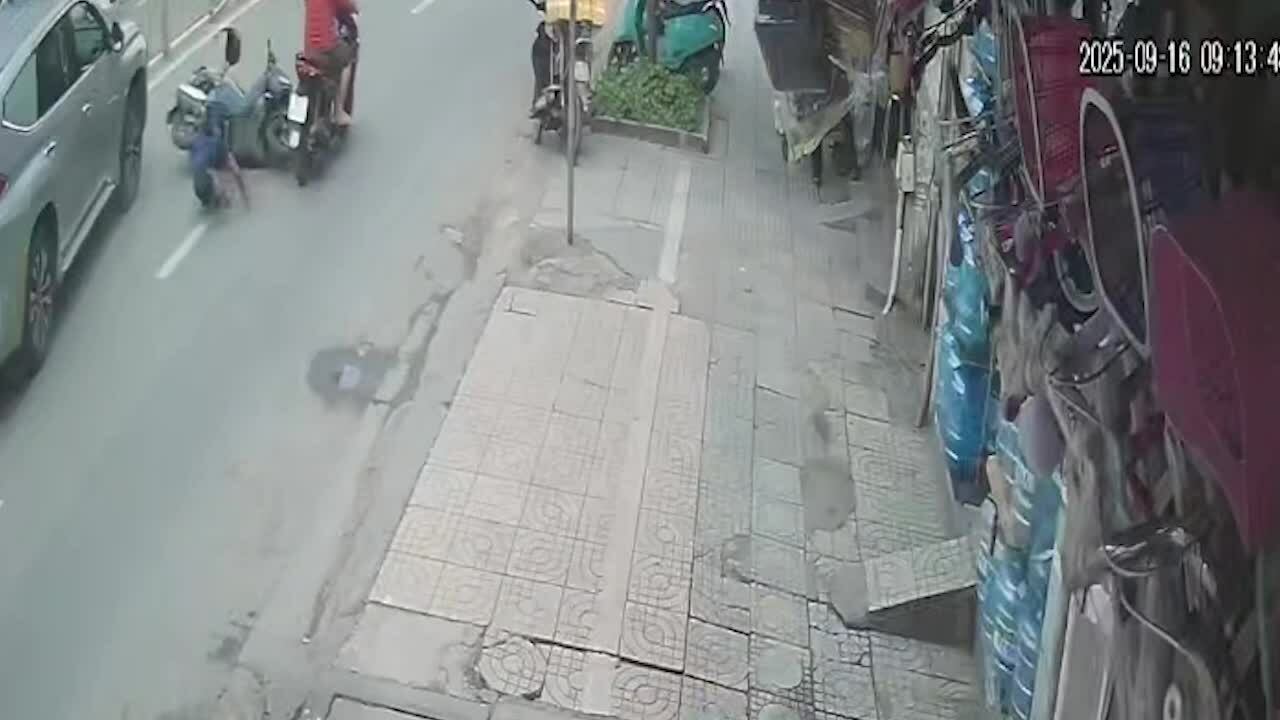 Ôtô tông loạt xe máy ở TP HCM, 3 người bị thương
