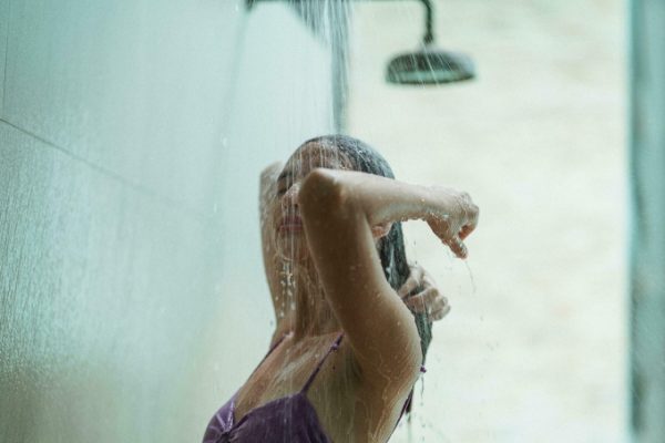 Tắm Sáng Hay Tối: Lợi Ích & Thời Điểm Tốt Nhất?