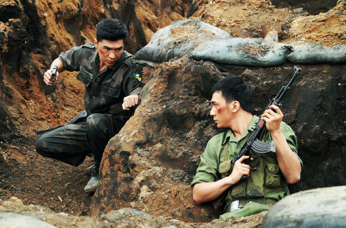 Diễn viên Steven Nguyễn (trái) và Đỗ Nhật Hoàng trong Mưa đỏ. Ảnh: Đoàn phim cung cấp