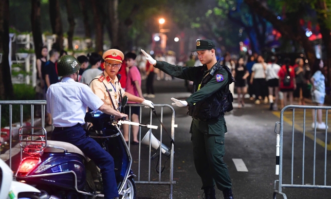 Cảnh sát cơ động, CSGT lập hàng rào hai lớp để kiểm soát người, xe trên đường Ngọc Hà dẫn vào khu Quảng trường Ba Đình. Ảnh:Thanh Tùng