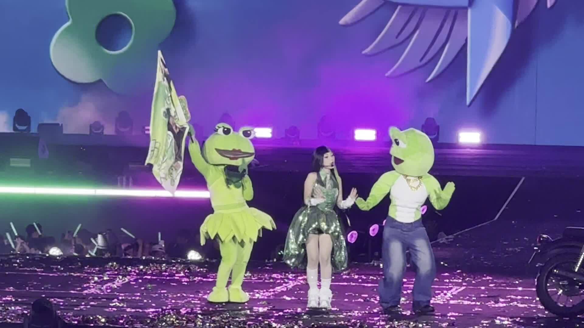 Phương Mỹ Chi hát "Ếch ngoài đáy giếng" tại concert Em xinh say hi