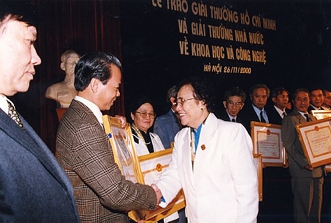 GS. Nguyễn Văn Đạo (thứ hai từ trái sang) nhận Giải thưởng Hồ Chí Minh về Khoa học và công nghệ đợt 2 năm 2000 cho Công trình Dao động phi tuyến của các hệ động lực. Ảnh: MST