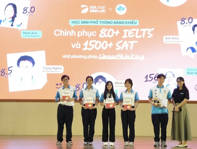 Các học sinh lớp 10 Trường phổ thông Năng khiếu nhận quà trong buổi chia sẻ về Linearthinking sáng 27/8. Ảnh: DOL English