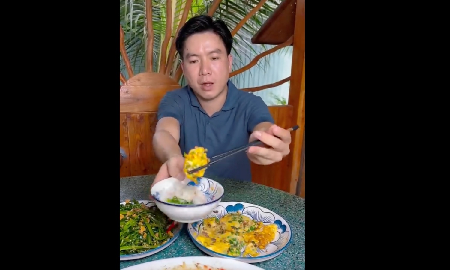 Quản lý Huỳnh Anh Tuấn hướng dẫn cách nấu cơm cá rô chiên