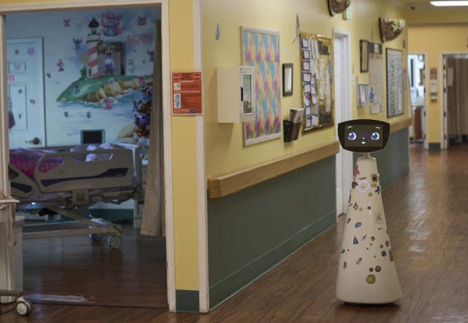 Robot được thiết kế với vẻ ngoài của một bé gái, không chỉ nhớ tên mà còn bài hát yêu thích của các bệnh nhi. Ảnh: AP