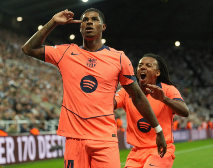 Marcus Rashford mừng bàn trong trận Barca thắng Newcastle 2-1 trên sân St James Park, thành phố Newcastle upon Tyne, Vương quốc Anh ngày 18/9/2025. Ảnh: AP