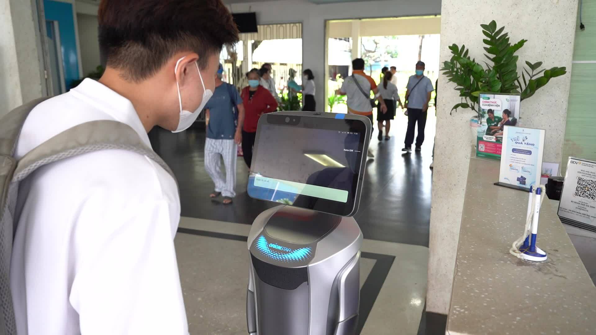 Robot pha trò, dẫn người bệnh đến phòng khám