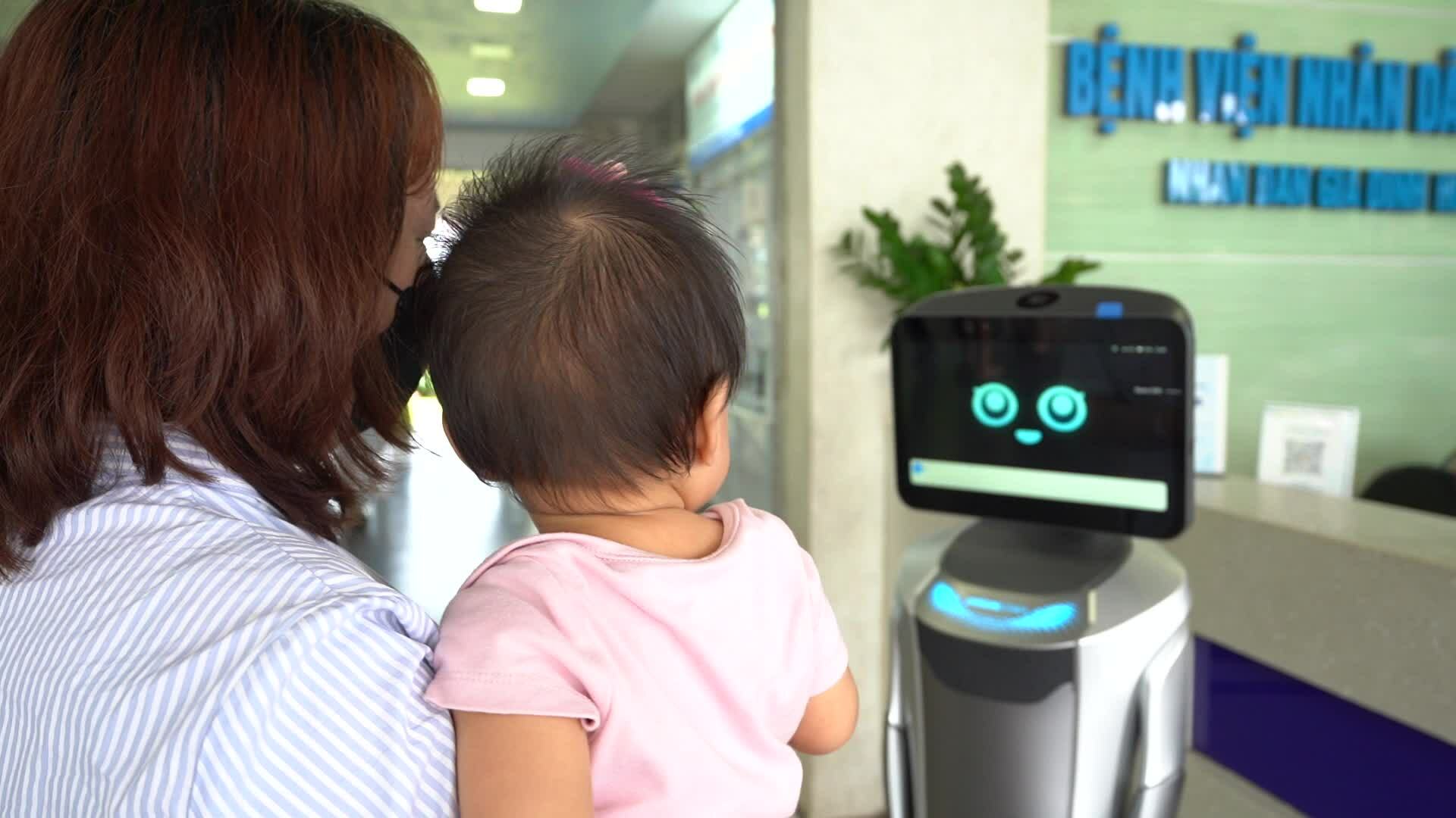 Robot pha trò, dẫn người bệnh đến phòng khám