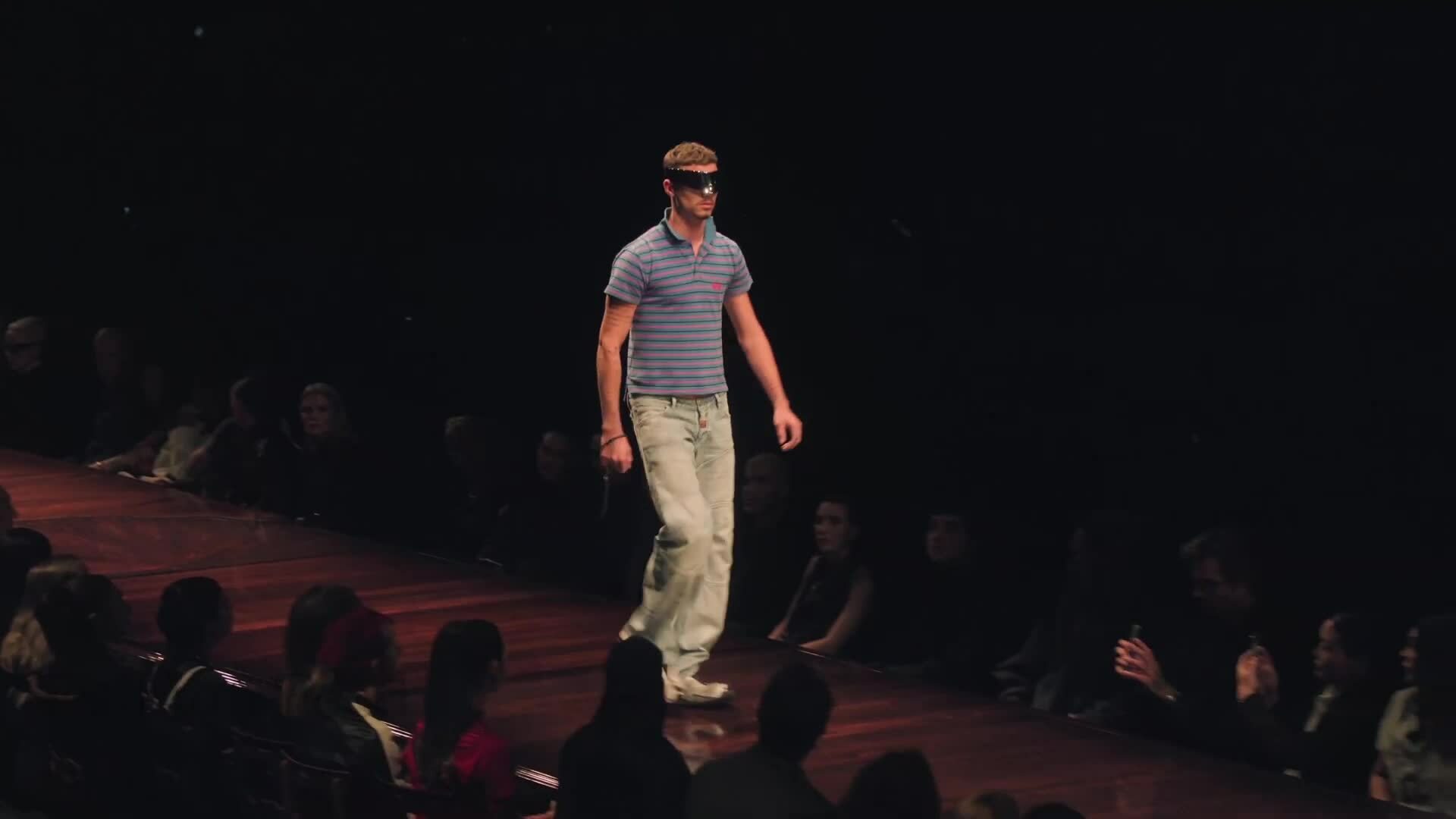 Romeo Beckham lần đầu catwalk ở show Balenciaga Xuân Hè 2025