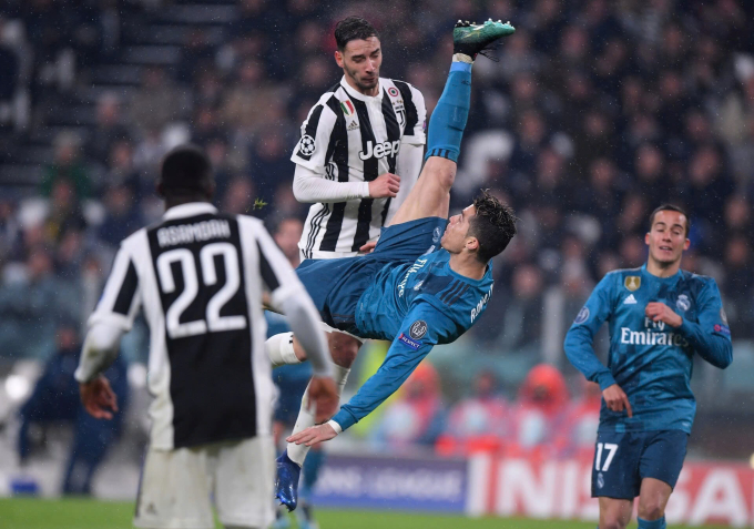 Cristiano Ronaldo móc bóng ghi bàn trong trận lượt đi tứ kết Champions League giữa Real và Juventus trên sân Allianz, thành phố Turin, Italy tối 3/4/2018. Ảnh: Reuters